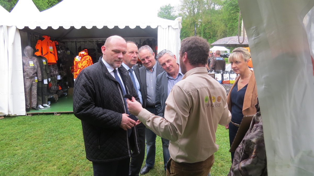 FNihous's tweet photo. Au salon Nord de la chasse à #Vaucelles Vive la chasse + les traditions rurales et populaires👉croyant et pratiquant ! Défendre et promouvoir https://t.co/uXJPFf7rkO