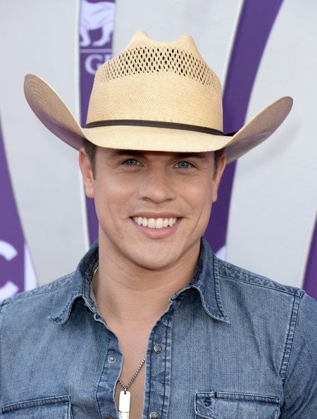 May 14 Birthdays....
Happy Birthday to 32 year old Dustin Lynch! 