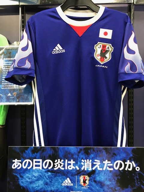 スポーツサクライ サッカー Twitterissa 来月 ６月７日に開催されるキリンチャレンジカップ シリア戦 そのゲームにだけ着用するプレミアムユニホーム 絶賛発売中 これを着てみんなで応援しよう あの日の炎は 消えてません