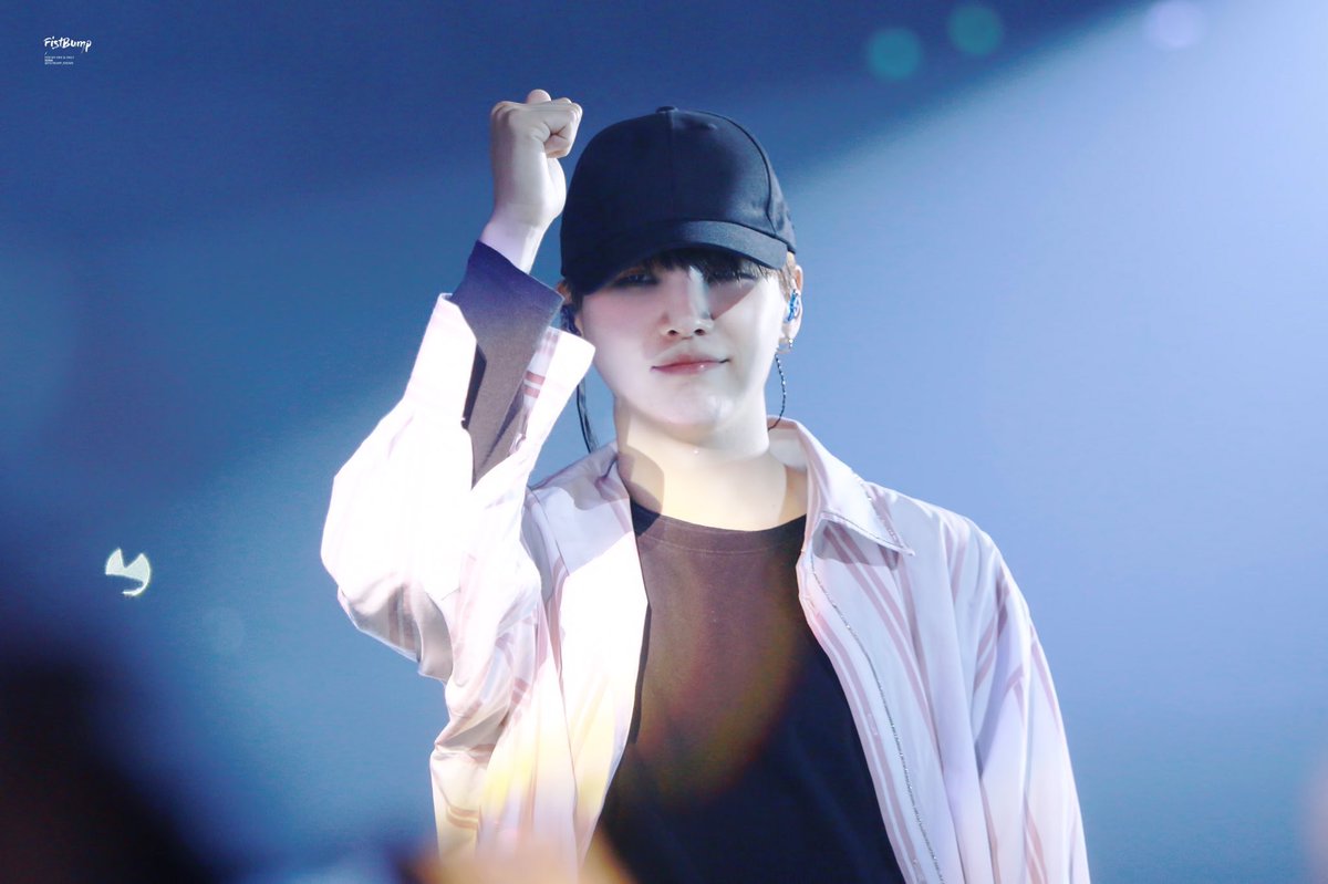 늘 봄같은 사람을 만나고 싶진 않다
한 계절쯤 겨울이어야 내가 그에게 따뜻해지지

정순재, <다 그렇게 산대요>