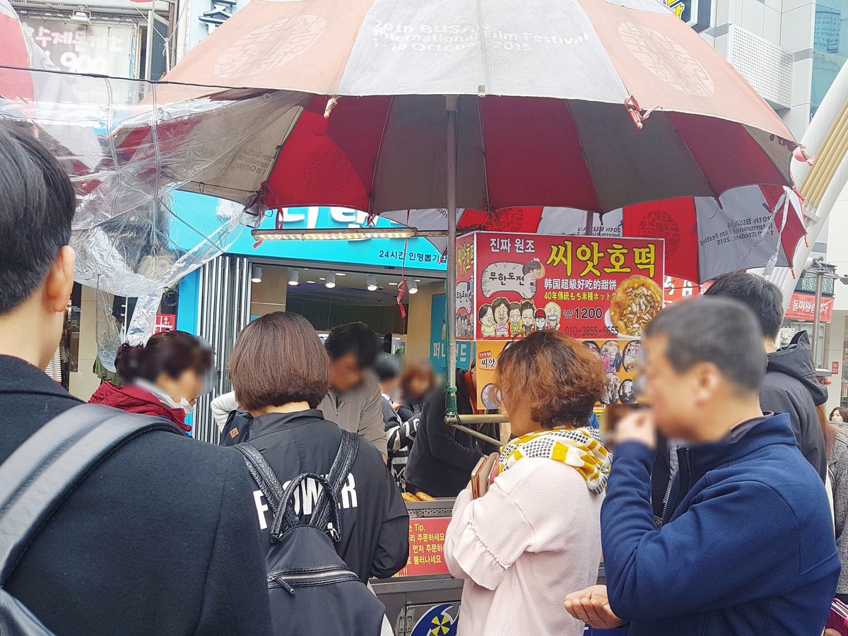 eateneats's tweet photo. 진짜원조씨앗호떡 โฮต๊อกร้านดังที่ออกหลายรายการ อร่อยสมคำร่ำลือจริงๆน้า แถวยาวแต่ลุงทำไวมาก😁
#อร่อยไปแดก #อร่อยบอกต่อ @aroii
📍https://t.co/KsfGyjVJZO https://t.co/HhETq7PaNk