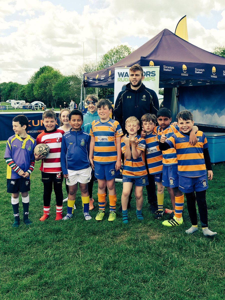 WorcsCommunity's tweet photo. @Rugby4Heroes 7s 🏃🏼at @OLRFC 💛💙: @WorcsWarriors' Tom Dodd with @kenilworthrugby, @EarlsdonRfc &amp; Old Leams over at the #InteractiveZone 🎉 https://t.co/t7W6fUNlcq