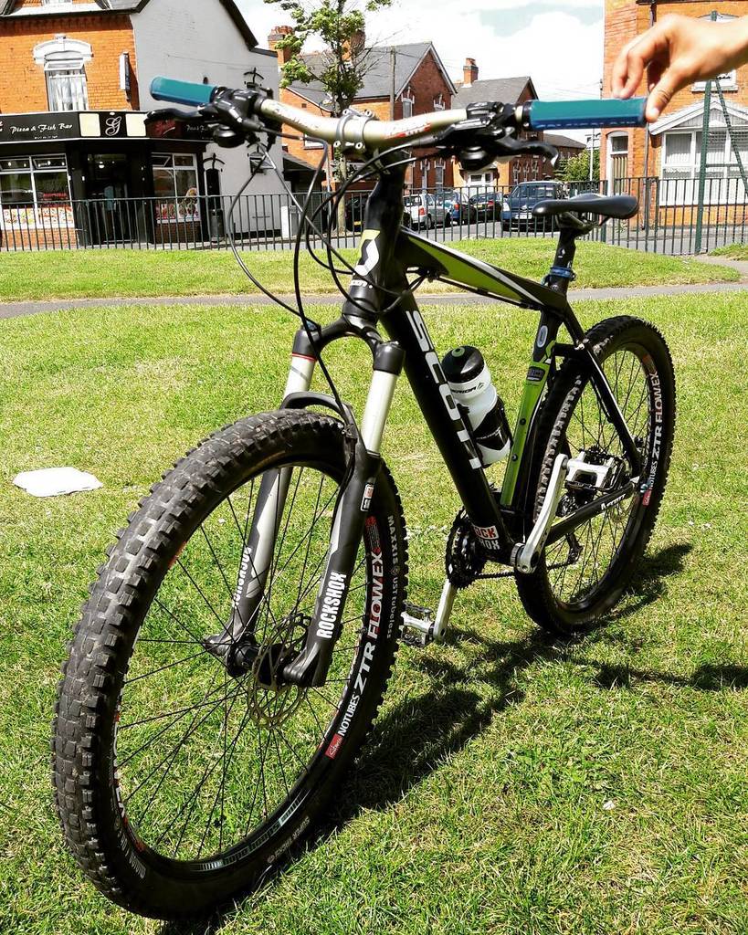 MiBandit's tweet photo. Sometimes you have to pull the good old bike. #scott #bike #bikespotting #oldschool #Mibandit #sun #shimano #renthalbars #rockshox #stans #… https://t.co/4BxBCNgeF7