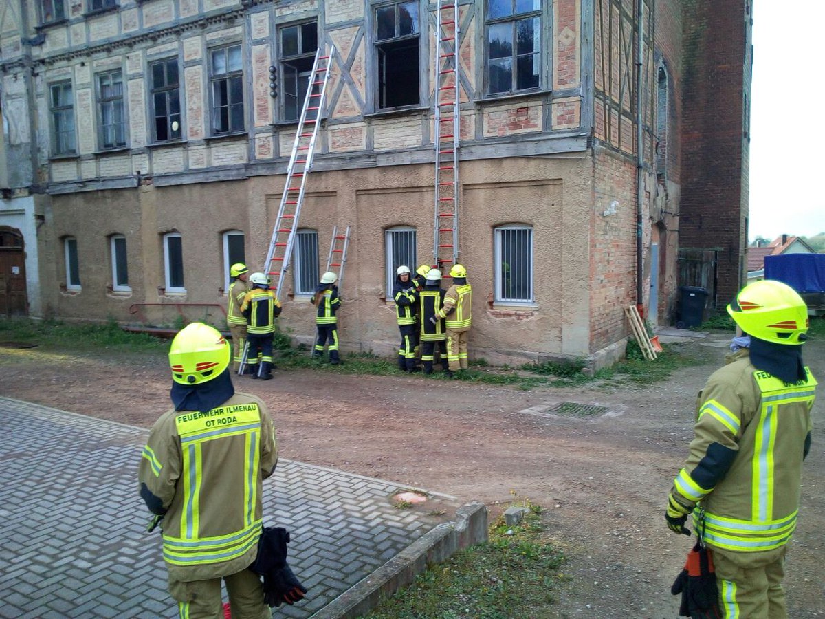 Ausbildung der Einsatzabteilung am 12. April 2017: "FwDv10 - tragbare Leitern" und Knotenausbildung