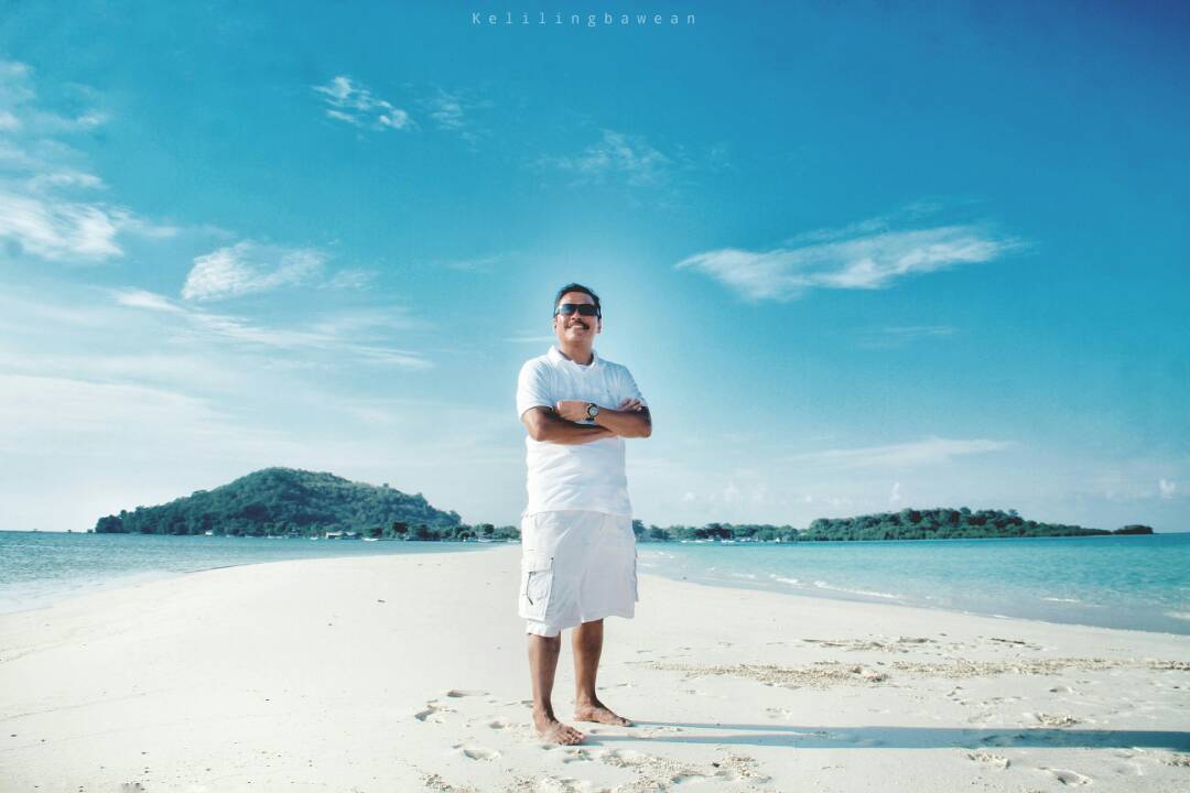 Baju putih, pasir putih. Kegantengan nambah 75%. 😁😁

In Frame: <a href="/MohQosimNU/">H. Mohammad Qosim</a>  (Wabup Gresik)