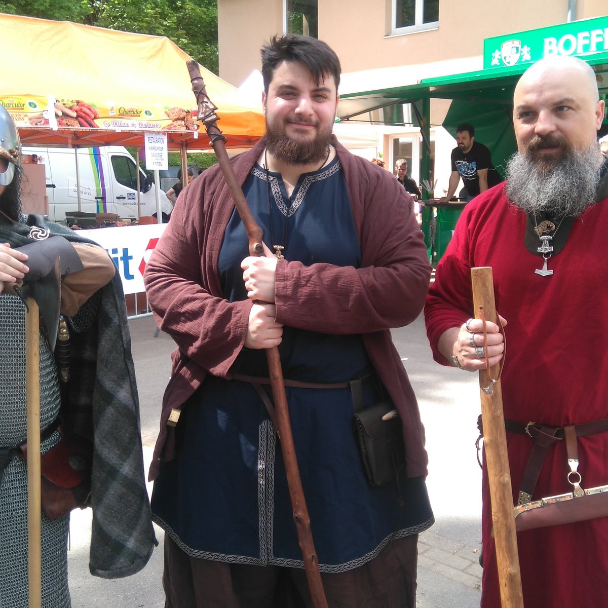 RayonVert_BD's tweet photo. Nos visiteurs aussi changent d'époque ! On change d'époque au Rayon vert ! #lerayonvert2017 #festivalbd #centresaintmichel #volkrange https://t.co/6vK1xWXwVP