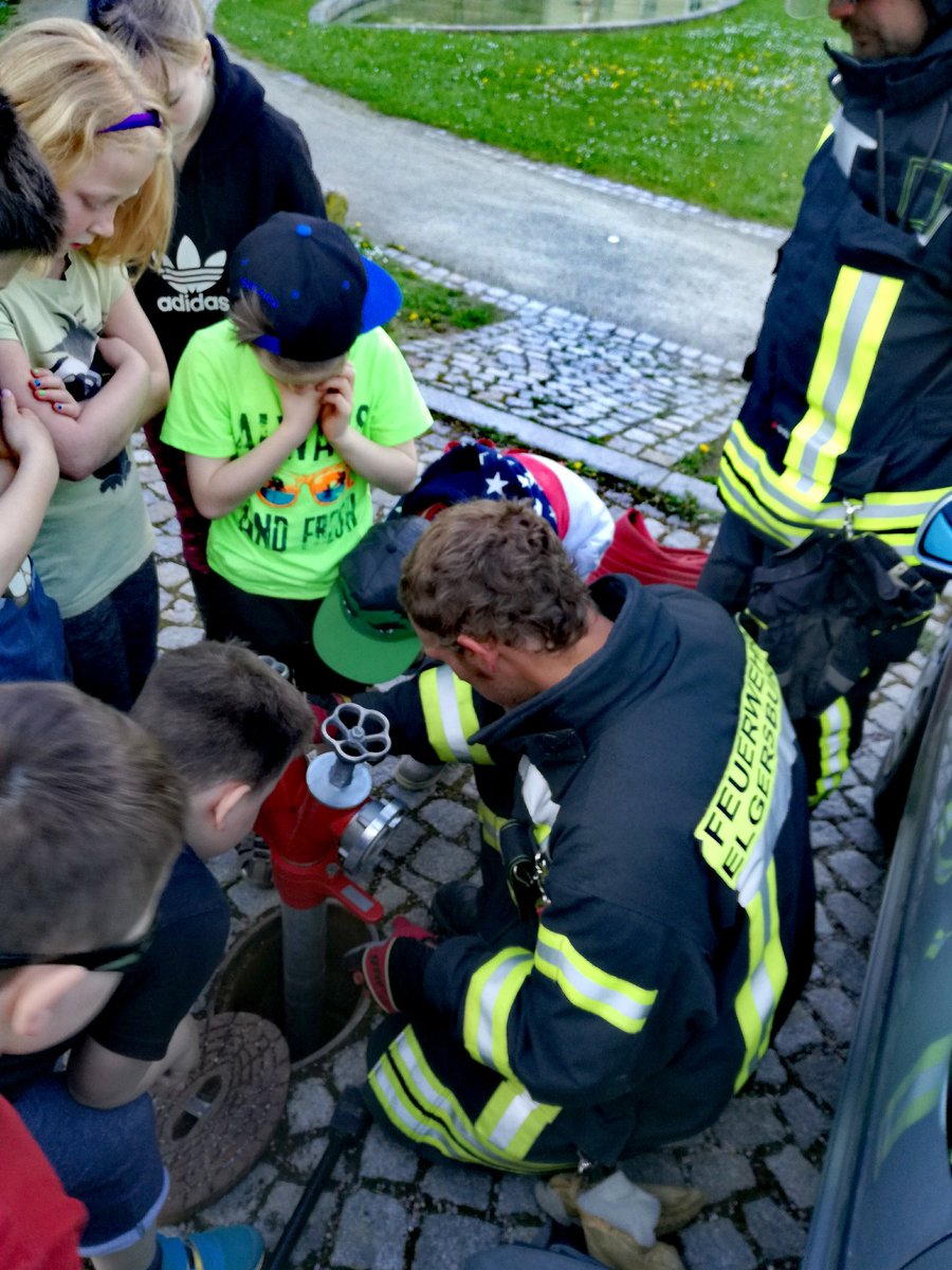 Ausbildung Jugendfeuerwehr Elgersburg am 13. Mai 2017: hier gings raus ins Gelände, zur "Hydrantenkunde - Unterflurhydrant" 🚒💨