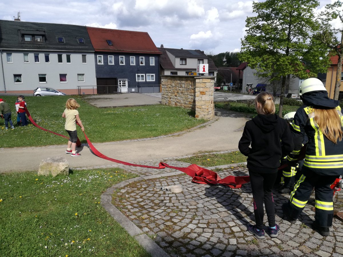 Ausbildung der Jugendfeuerwehr Elgersburg, am 13. Mai 2017: "Aufbau einer Wasserversorgung, ausgehend vom Unterflurhydranten über Standrohr"
