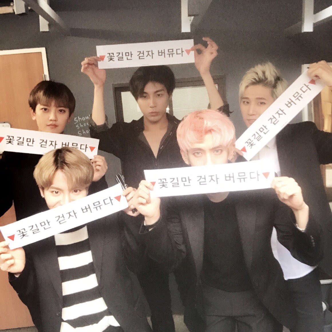 officialvermuda's tweet photo. VERMUDA LIVE IN TOKYO
'1ST PERIOD' LAST STAGE

🔻꽃길만 걷자 버뮤다🔻

#VERMUDA #TRIANGLE https://t.co/MUIw0wUb4B