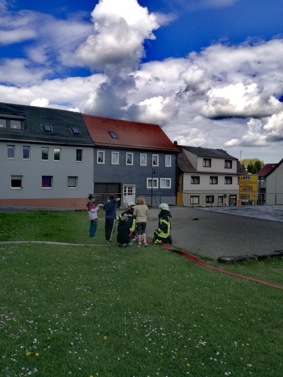 Ausbildung der Jugendfeuerwehr Elgersburg, am 13. Mai 2017: "Aufbau einer Wasserversorgung - hier vom Standrohr, über Schlauchleitung"... 🚒💨