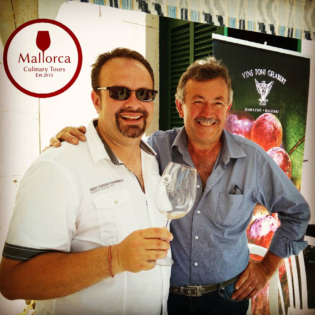 Today in Felanitx "Festes de Callet" meet some Winemaker of D.O. Pla i Llevant (here with Toni Gelabert)#doplaillevant #enoturismo #mallorca
