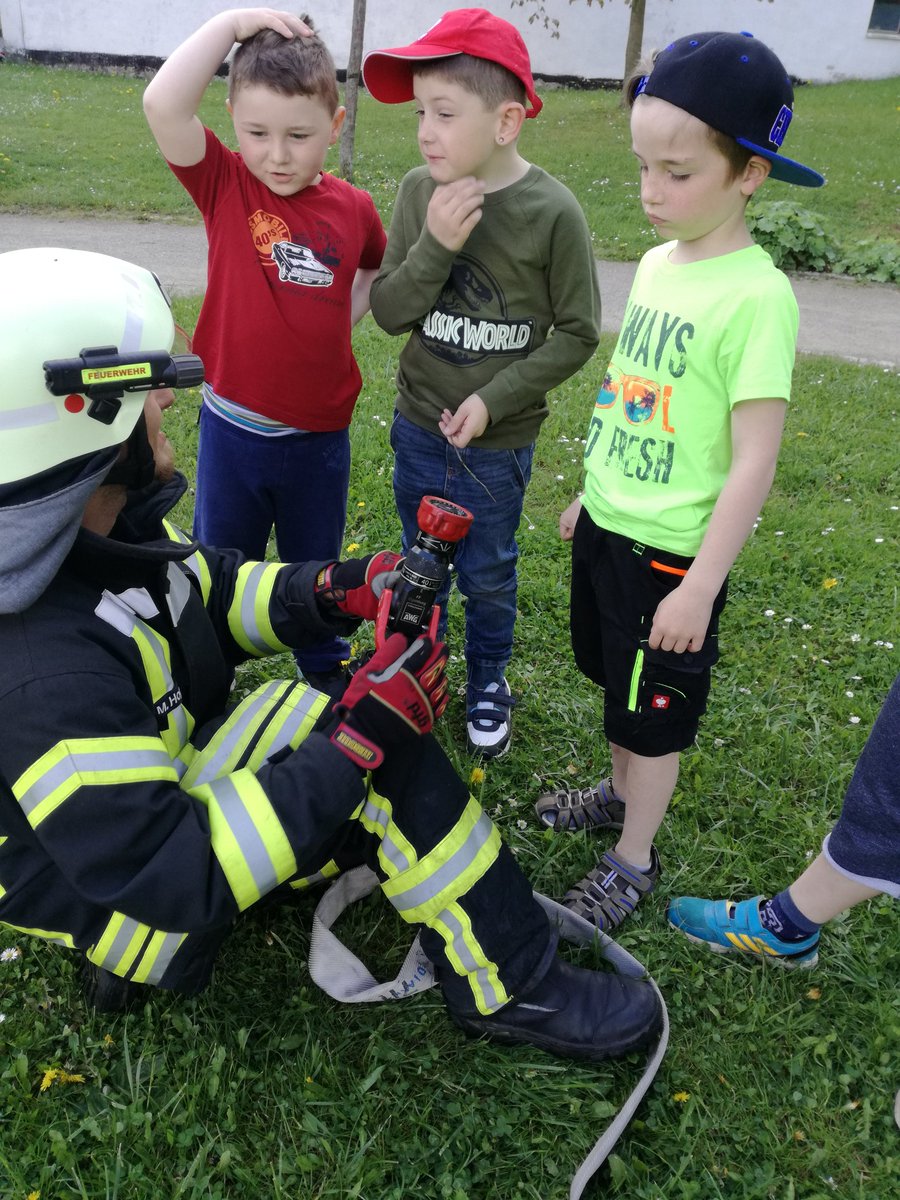 Ausbildung der Jugendfeuerwehr Elgersburg, am 13. Mai 2017: "Aufbau Wasserversorgung, ausgehend vom Unterflurhydranten - hier ins Strahlrohr