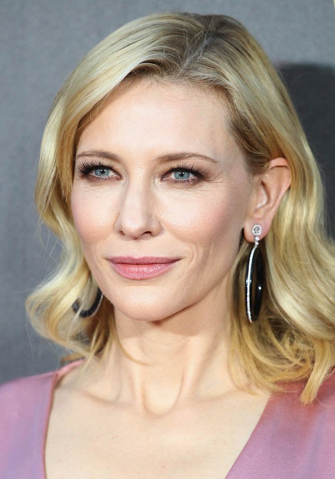 Happy birthday cate blanchett!  a Beautiful woman, an amazing actress!
And an excellent person 