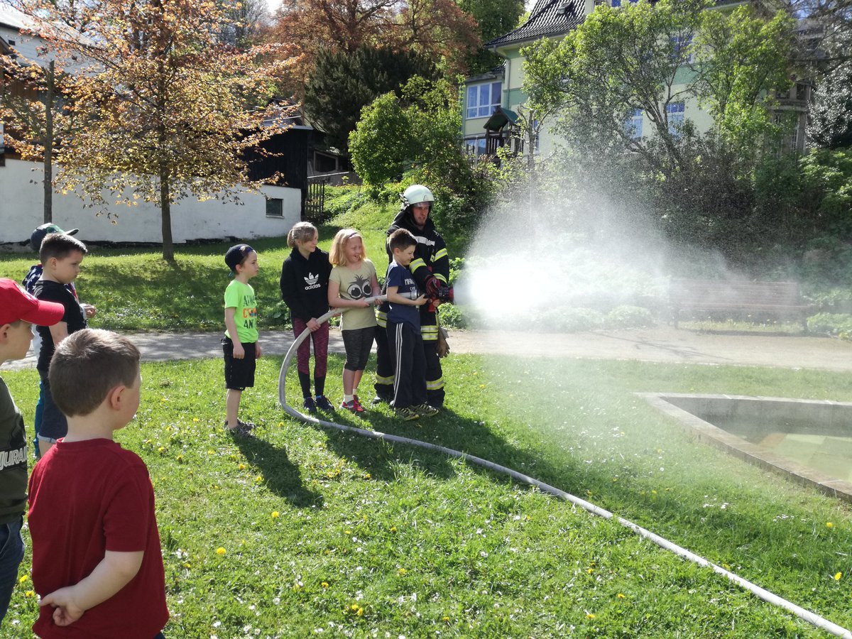 Ausbildung der Jugendfeuerwehr Elgersburg, am 13. Mai 2017: "WASSER MARSCH" bei Wasserversorgung 🚒💨