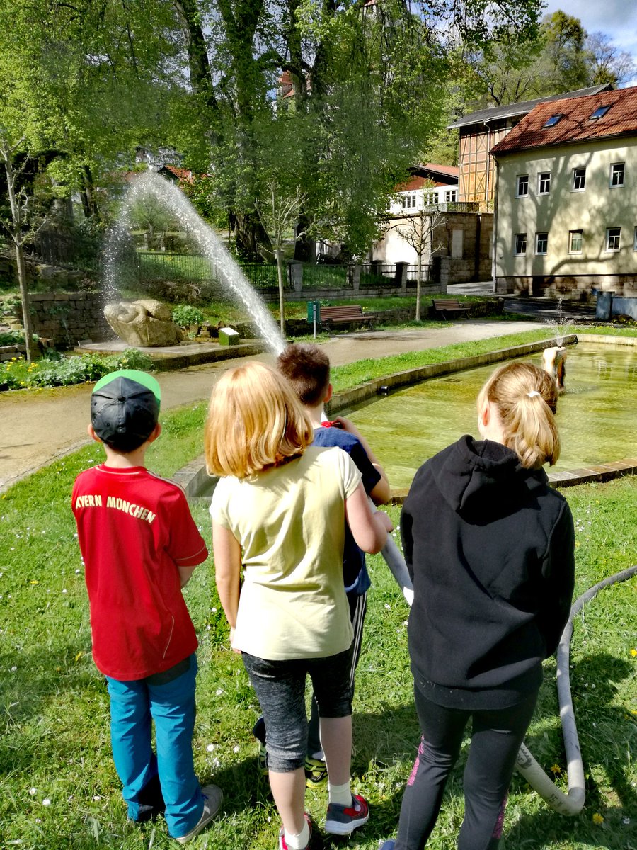 Ausbildung der Jugendfeuerwehr Elgersburg, am 13. Mai 2017: draußen im Gelände mit Wasser spielen ✌😊 Thema: Wasserversorgung 🚒💨
