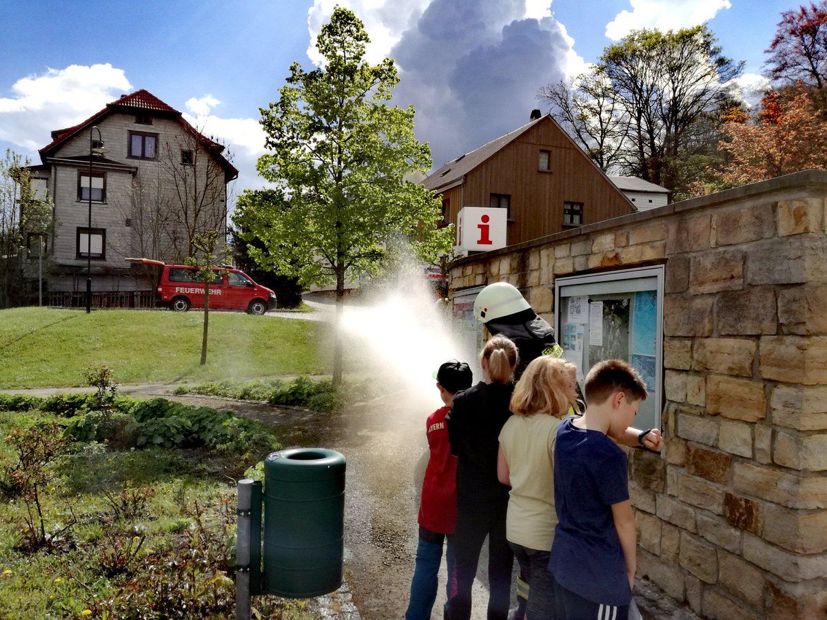 Ausbildung der Jugendfeuerwehr Elgersburg, am 13. Mai 2017: "AB NACH DRAUSSEN, AB INS ORTSGEBIET UND WASSER MARSCH"!!! 🌊🚒💨
