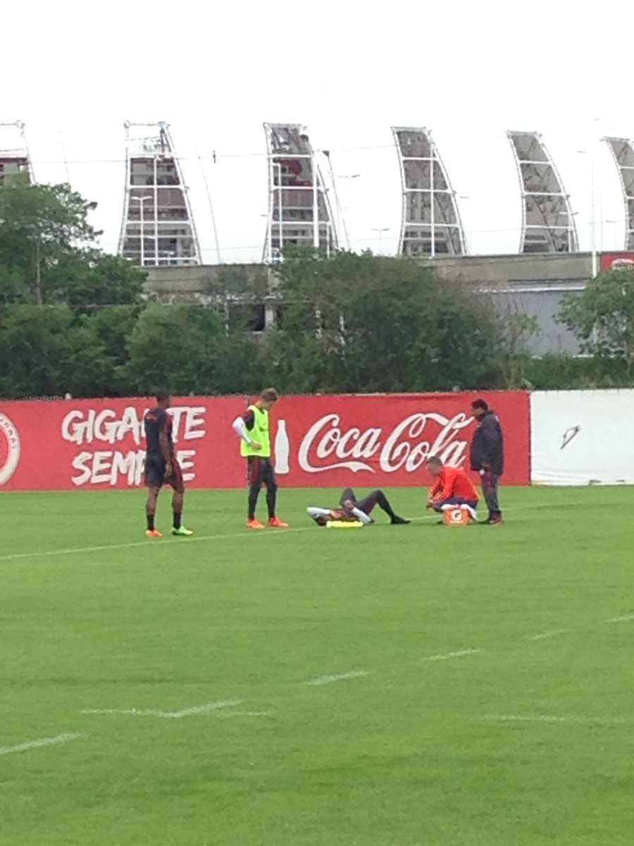 Na reapresentação, Carlinhos volta a treinar, mas torce o tornozelo e deixa os trabalhos mais cedo