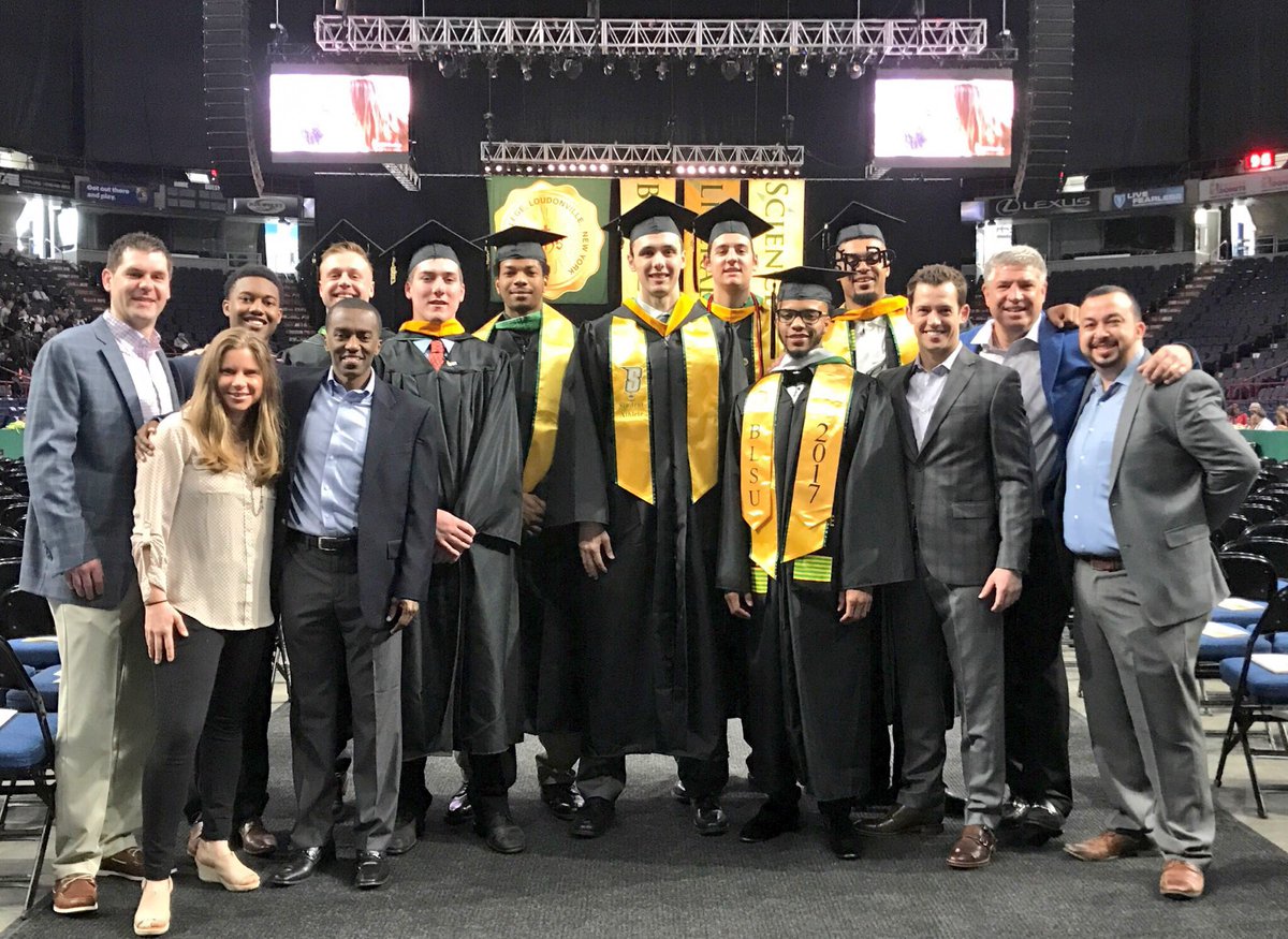 🎓 7 seniors. 5 players. 69 wins. 5,787 points. 7 degrees. Congrats to our #Classof2017! #NCAAGrads