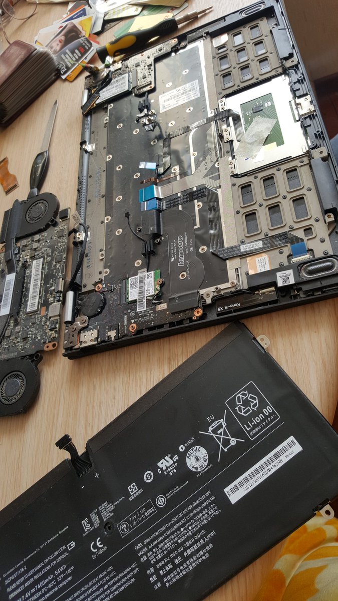 ElenaLiaLia's tweet image. В Питере так тепло и солнечно! А как вы проводите выходные? #lenovo #yoga #disassembling
 37(!) винтиков держат клавиатуру 37(!)