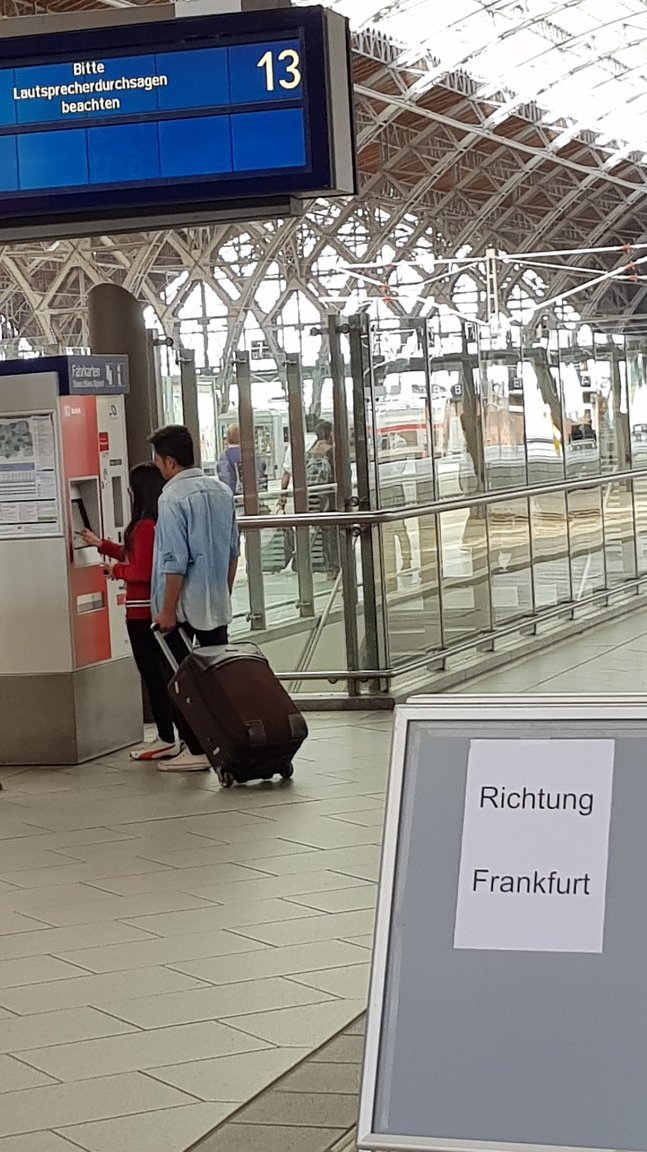 BahnAnsagen's tweet photo. Wenn's digital gerade nicht so läuft ➡ Papier, Tafel und Kreide! 👍😎
(Bilder via @C_Hilgert, @GegenMainstream &amp; @uniwave) #Bahn #Trojaner https://t.co/hZz33Z9ziT