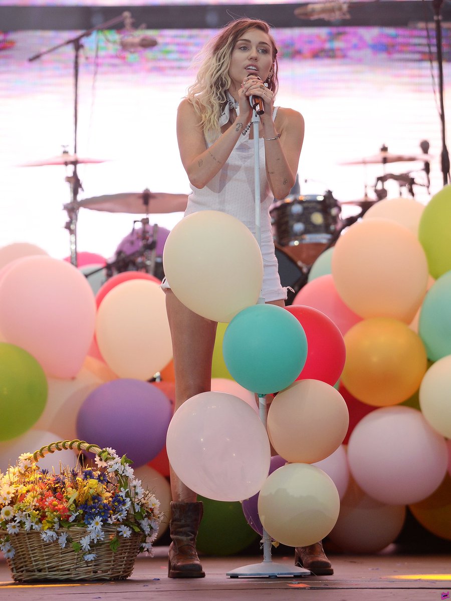 taatto404's tweet photo. I've added 117 HQs of Miley's performance at #WangoTango last night! Hundreds more to still upload🌊🌊... https://t.co/9VlF1EorTj https://t.co/ttsjCrnJnY