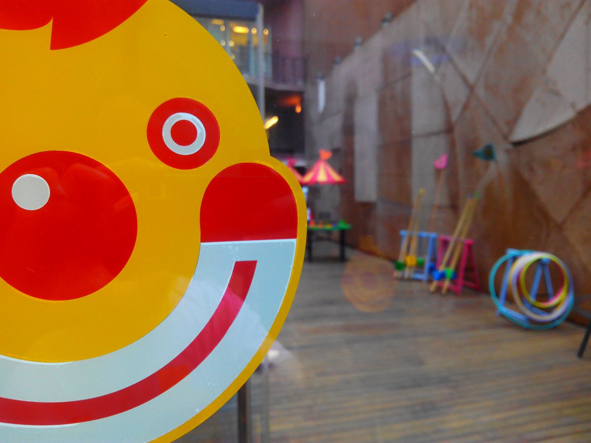 pamipipa's tweet image. Avui a #LaPedrera amb @activijoc en motiu de la VI #FestaPallasso. I @pepsicolen i @Teatremobil i molts altres #pallassos!