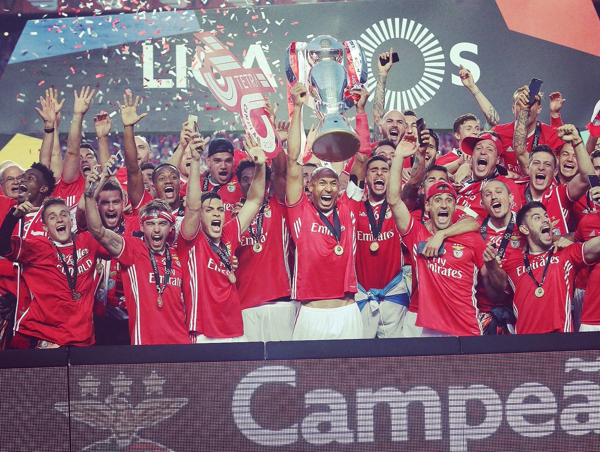 Raul_Jimenez9's tweet photo. Recompensa al esfuerzo de este gran equipo. #tetra #historico #campeões 🏆🥇⚽️🤔🇵🇹🇲🇽 https://t.co/ym6lV5hZUE