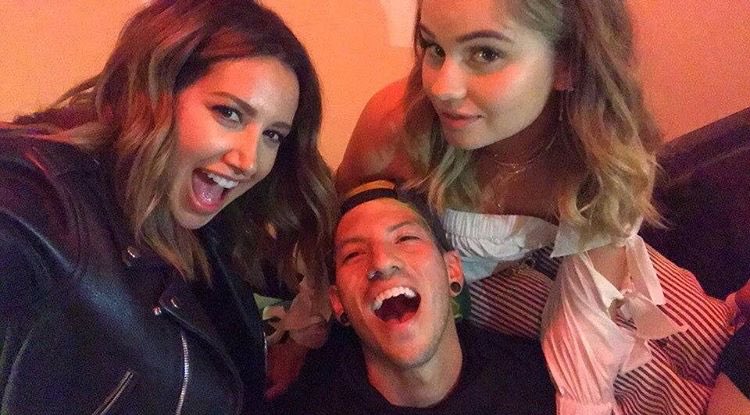 Debby Ryan Brasil On Twitter Cole Sprouse Também Estava Na Festa 