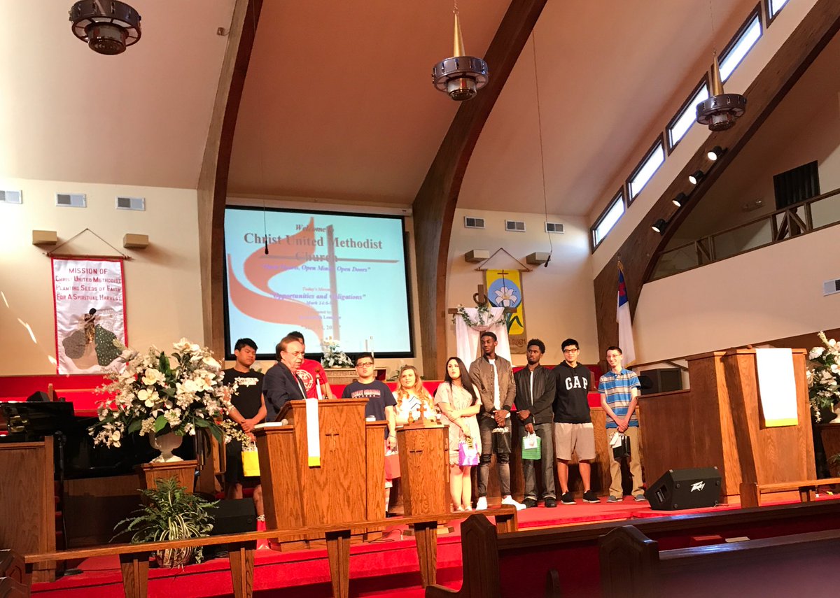 DaveMeddings22's tweet photo. Seniors being recognized today at church #blessed
@keithclemonss
@king_david_13_
@moudy_23
#loictchokogoue
#harrysun
#jeffsun https://t.co/8D0SYPMPAz