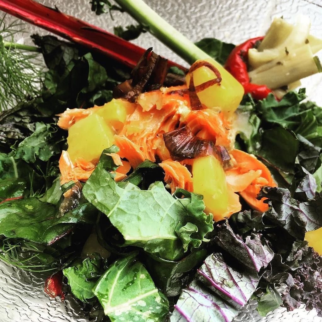 321HOF's tweet image. Pineapple mango sockeye kale chard salad! ift.tt/2r6Uml9