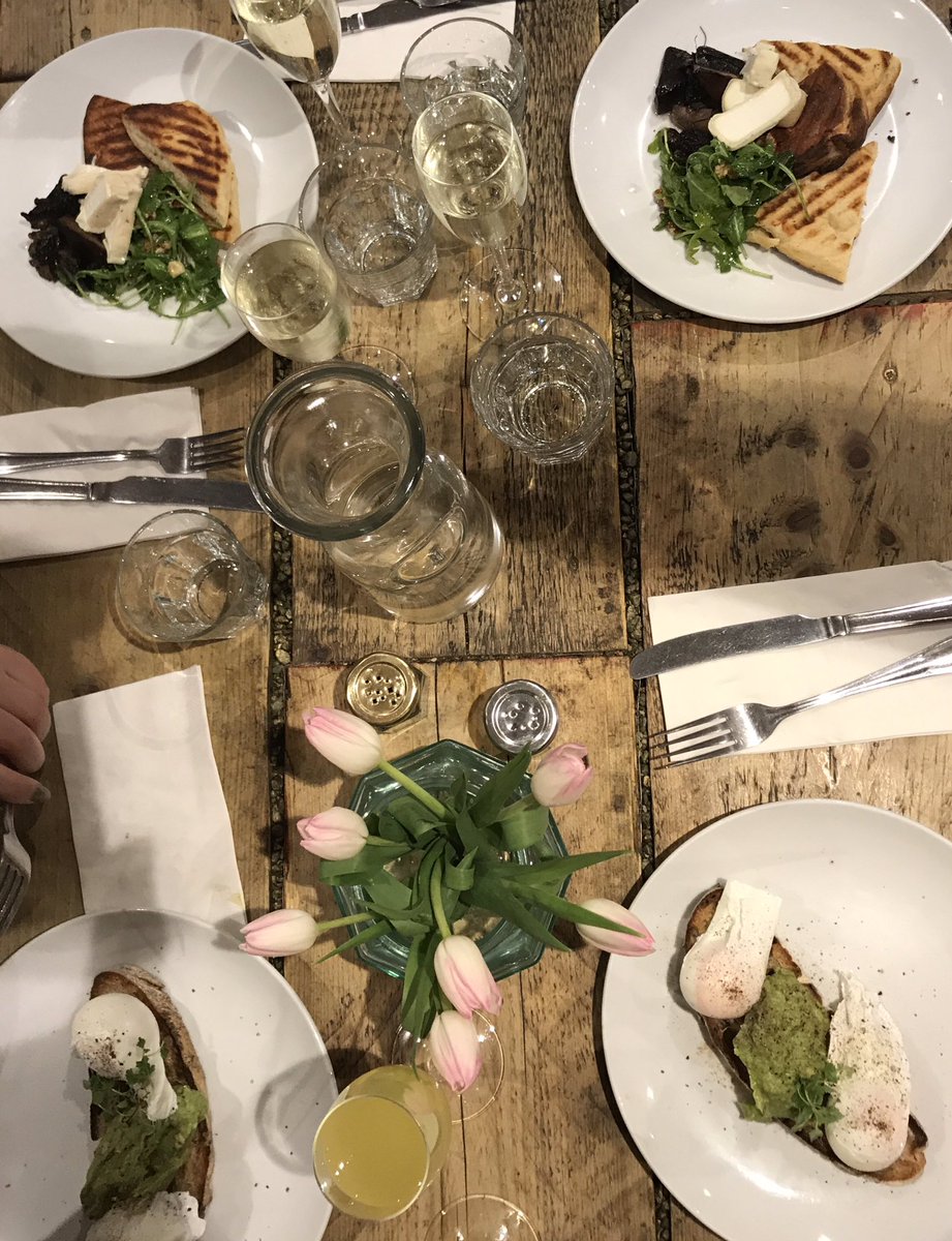 katythompson18's tweet photo. Bottomless brunch yesterday at @JarKitchen ❤️🍾🥑🥂🍳✌🏼 https://t.co/CKpxnwrVXX