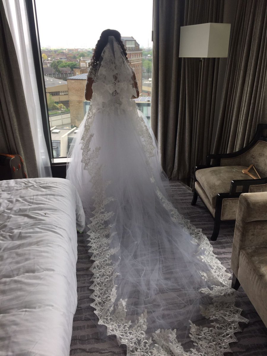 20 years old and I've designed and made a wedding dress!!! Everything handsewn, with my fingers, needle and thread. For once I'm proud of me