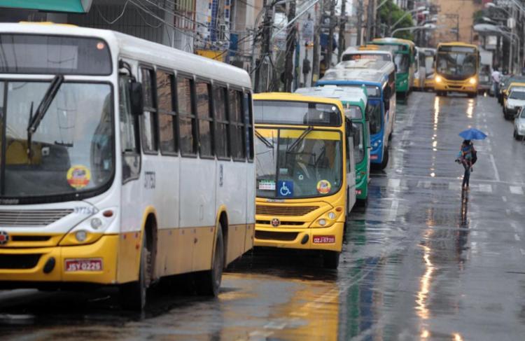 Rodoviários tentam acordo e não têm data prevista para parar #Salvador atarde.uol.com.br/bahia/salvador…