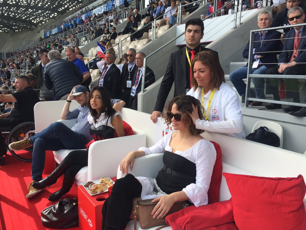 colinetbl's tweet image. Pour moi, il n'y a qu'une façon d'apprécier le rudby: champagne et massage! Merci @HSBC_FR en direct du #HSBCHotSeat @JeremyAngelier