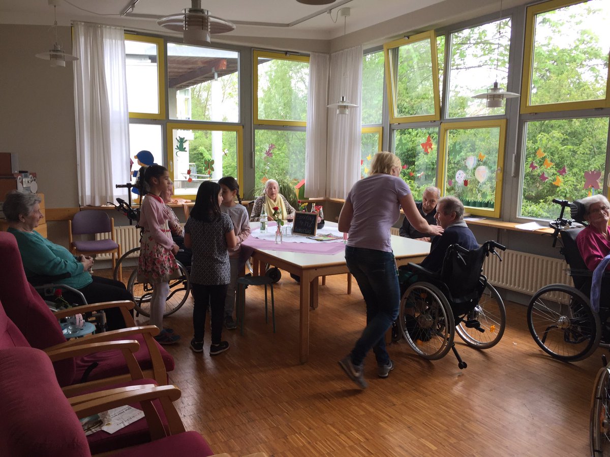 BIF_e_V's tweet photo. Für die schönen Rosen ist der beste dank ein Lächeln den wir bekommen haben im #Altenheim #HausAmFleinsbach https://t.co/z10voavHJl