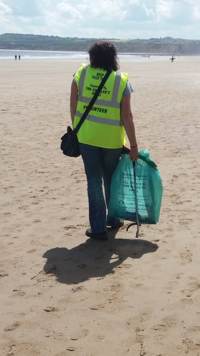Smartipeople's tweet image. Cleaning up Filey volunteers on beach #ColourTheCoast @saintcathsuk