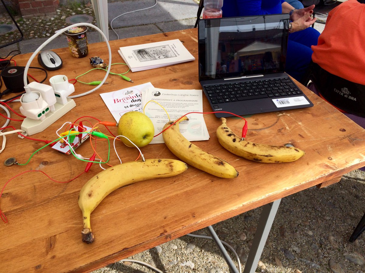 Coderdojo_LR's tweet image. ..e suonano gli strumenti con la frutta grazie a @makeymakey nelle @CollineDigitali