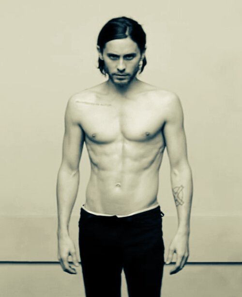 Lestat_7_11_176's tweet photo. Can you believe that @JaredLeto invented the perfection..? 💣💥💫💘🔥💯 https://t.co/8bsZz0Z1Iy