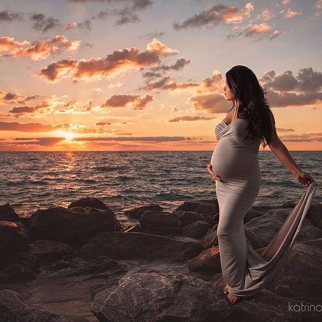 Inhalizar's tweet photo. Taking maternity pictures alone since my husband is in turkey on business. @ForlornDesire https://t.co/o47XxjzKf8
