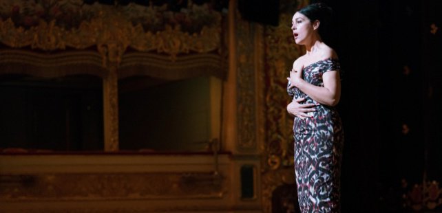 Monica Bellucci dans "Mozart in the Jungle" : "J'ai même cru que je savais chanter pour de vrai" >> bit.ly/2r6twtm