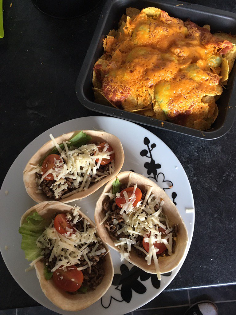 LewisIngrey's tweet photo. @GordonRamsay what do you think of my BBQ beef soft tacos and nachos?! https://t.co/lgLI5poU14