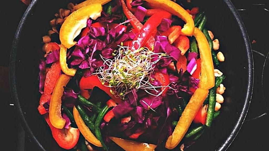 Spicy #Vegan Veggie Stir Fry #Recipe via <a href="/FurtherFood/">Further Food</a> buff.ly/2reG0wr