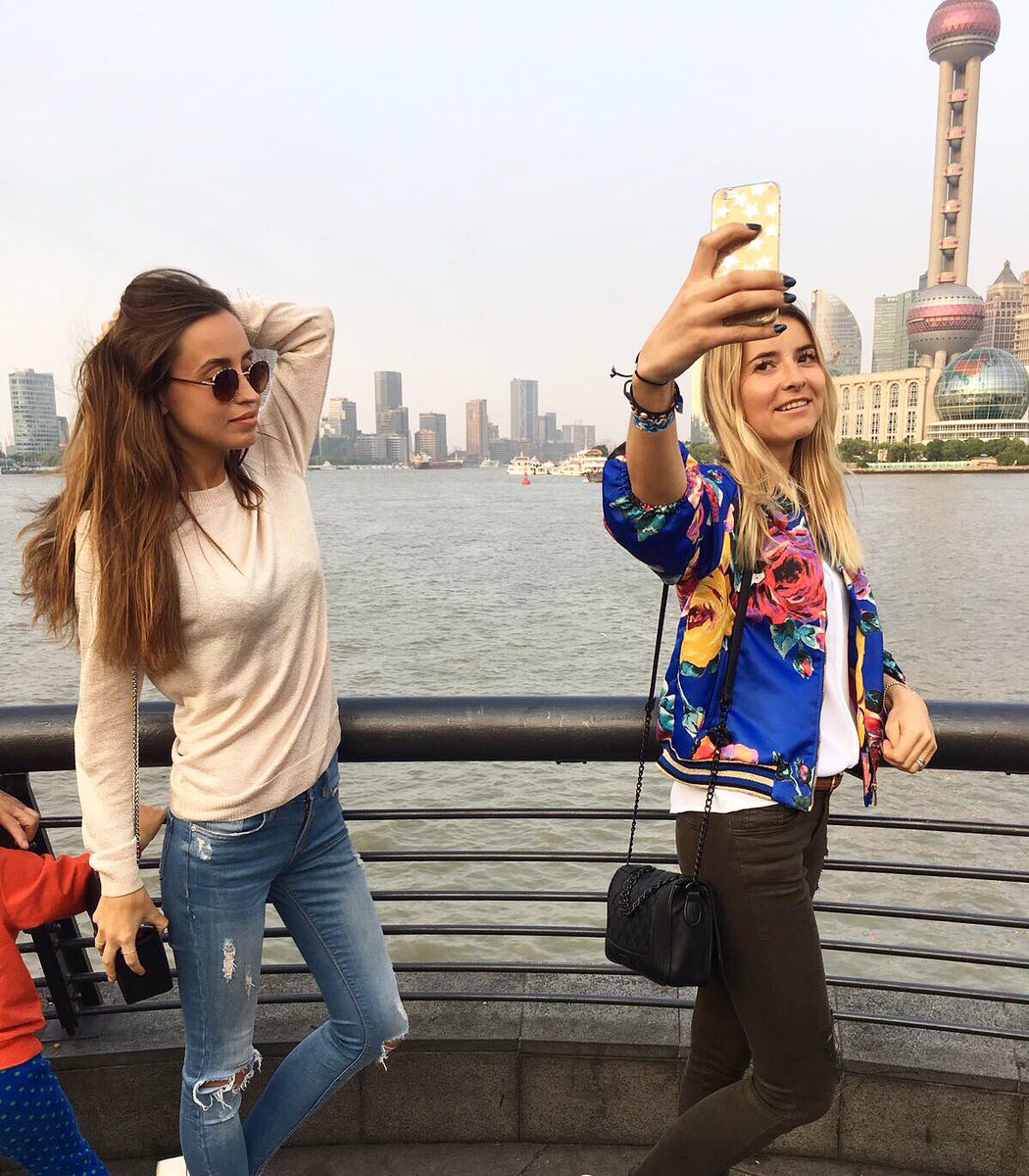 2_EMPRESS's tweet image. The perfect ending to a wonderful tour in China! Being amazed by the great view of Shanghai 🙏🏼🌆🏙