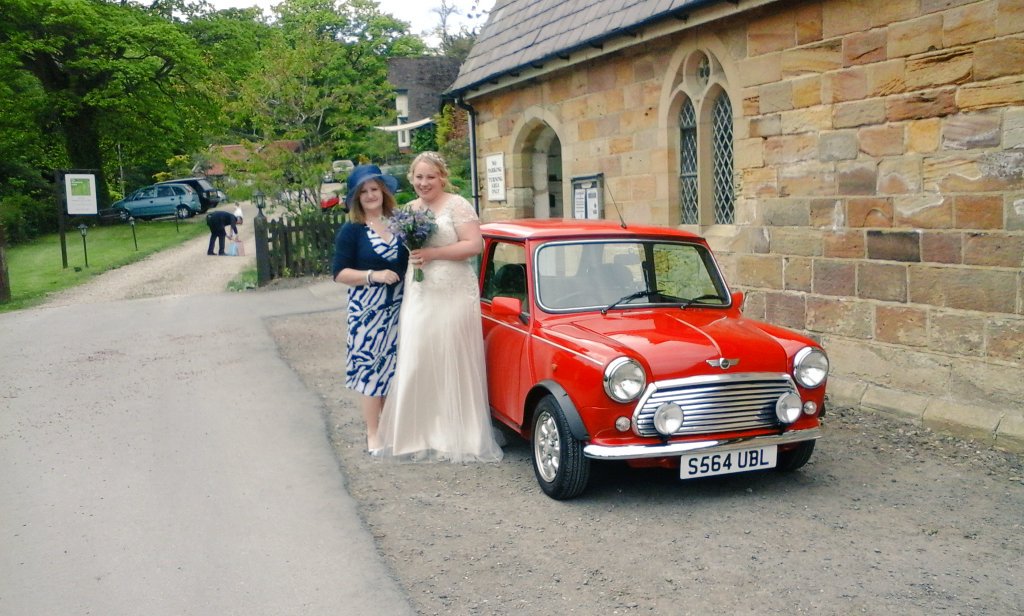 MiniWeddingJob's tweet image. Lovely bride and her mum with our red Mini. xx