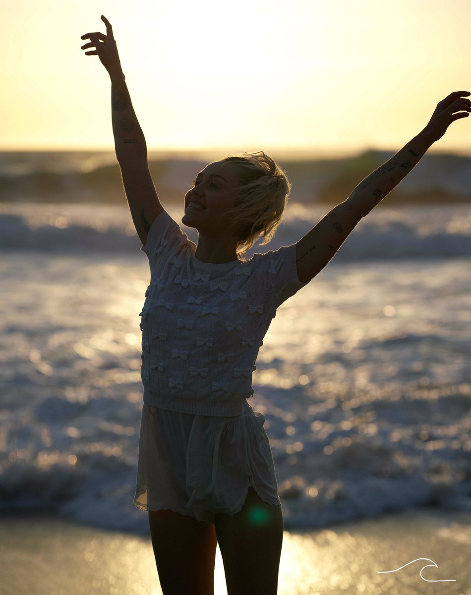 How I feel thinkin about how much love everybody is showin #Malibu !!! Still #1 &amp; this dream come true is all because of YOU 💙🌊💙🌊💙🌊