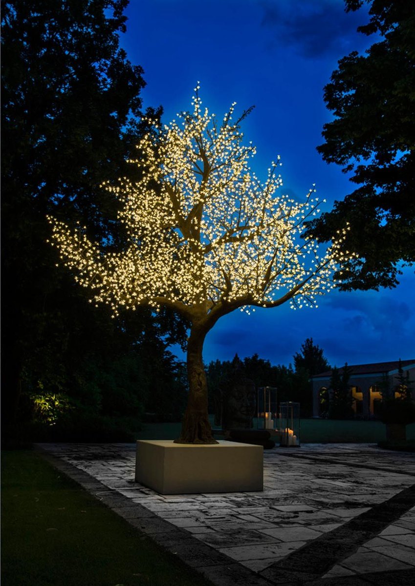 ayndizayn's tweet image. Add a twist to your summer #gardenparties with this #ledtree .. Contact us for details on different styles and colors..