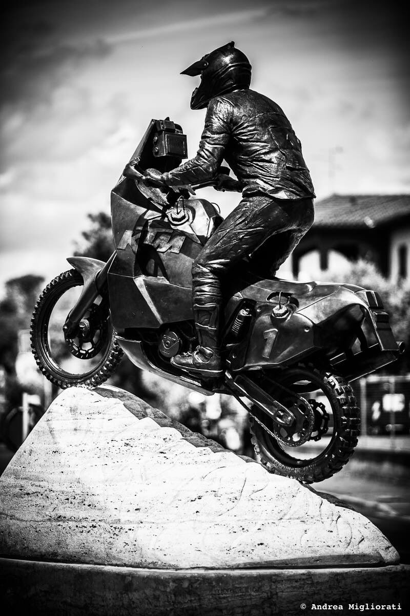 andrea_miglio's tweet image. Lo splendido monumento realizzato da #luciominigrilli in memoria di Fabrizio Meoni  @lorenzojova @michelelupetti @LucaFabianelli