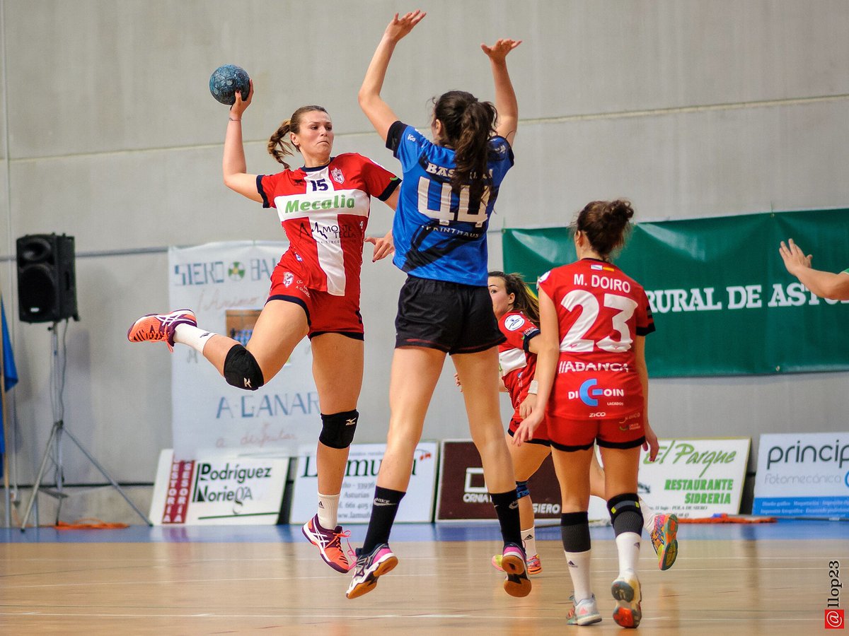 llop23's tweet photo. @atlbasauri vs @Atlguardes_ofic 

#Balonmano #AscensoDHPlataFem #Siero #Asturias 2/2 https://t.co/ljrTHsmIsa