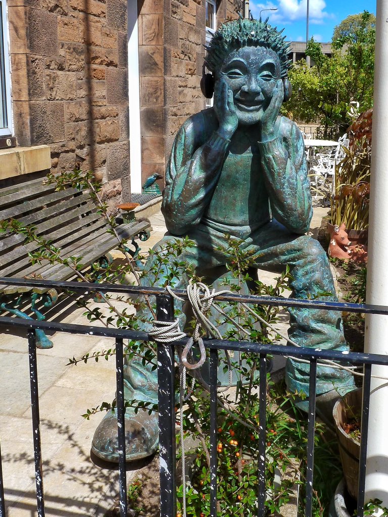 ccbigcam's tweet photo. I've seen all the @OWbuckettrail statues last year but found this #oorwullie with headphones on in a garden #chillin in the #sunshine https://t.co/pZtBtzwhBy