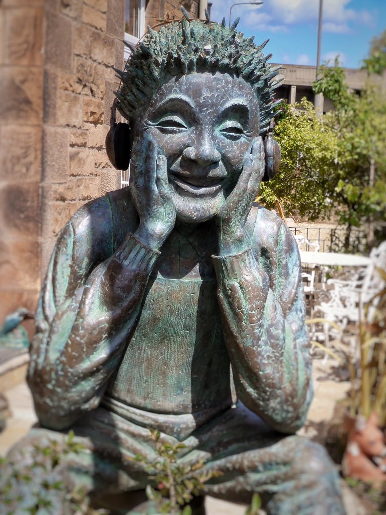 I've seen all the @OWbuckettrail statues last year but found this #oorwullie with headphones on in a garden #chillin in the #sunshine